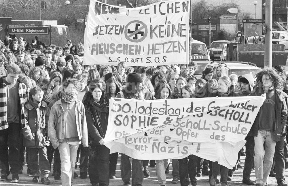 GDR picture archive: Berlin - Schülerdemonstration zum 50.Todestag der Geschwister Scholl 22.