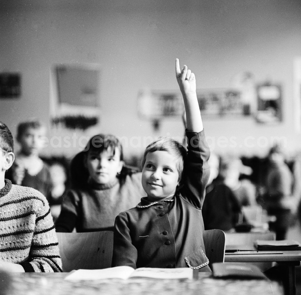 GDR photo archive: Berlin - Pupils register for lessons in Berlin, the former capital of the GDR, German Democratic Republic