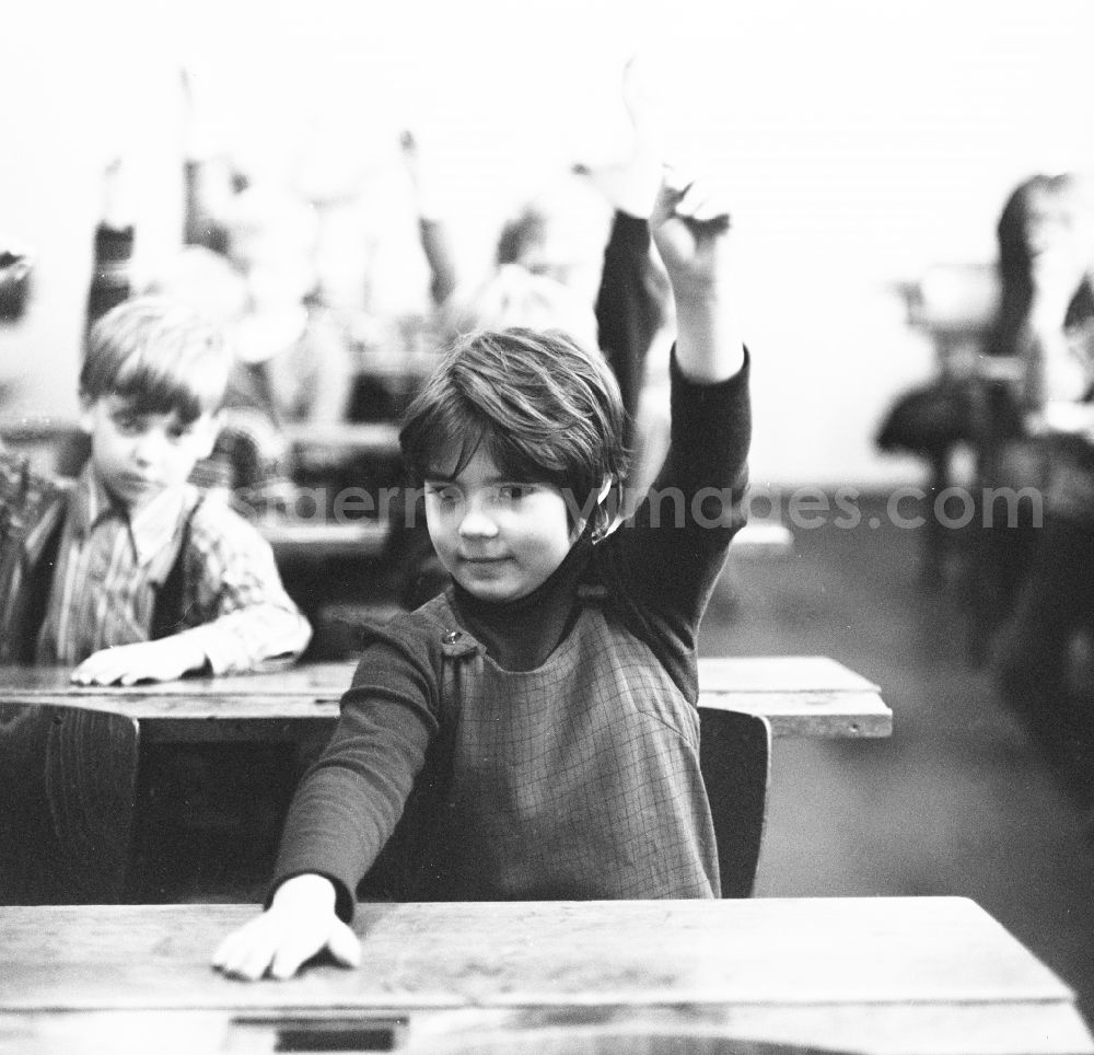 GDR image archive: Berlin - Pupils register for lessons in Berlin, the former capital of the GDR, German Democratic Republic