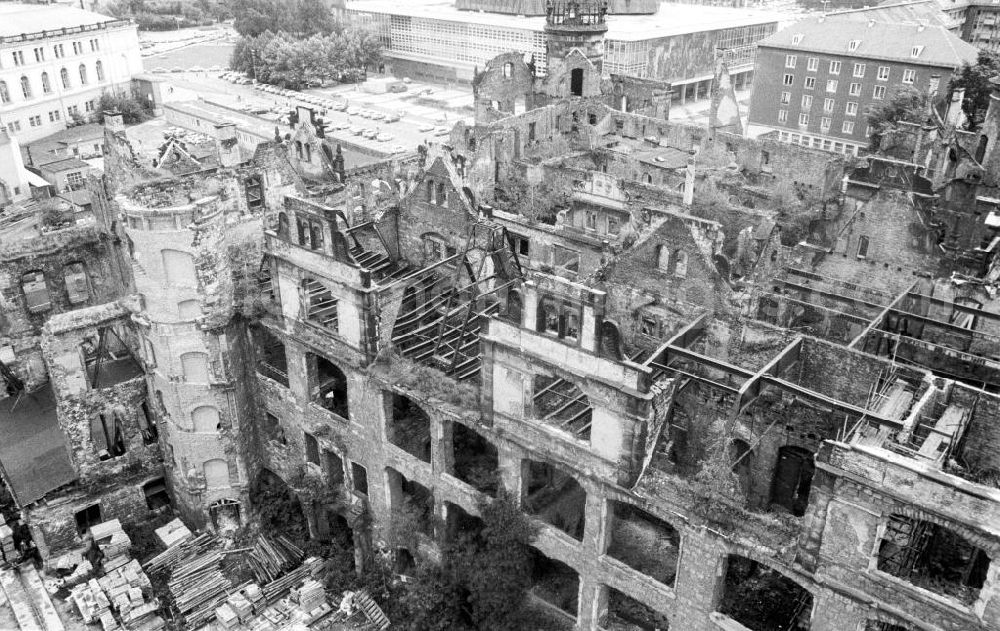 GDR photo archive: Dresden - Blick auf das Dach vom Dresdner Schoss. Die Rekonstruktion geht nun in vollen Zügen voran (Ausbau des Dachwerkes).