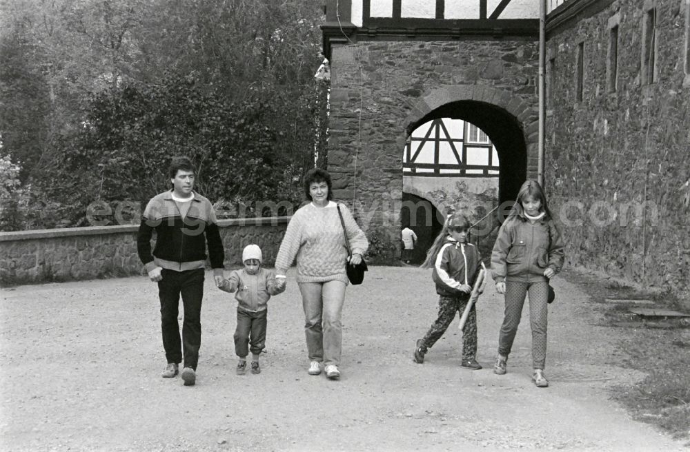Stolberg (Harz): Visitors before leaving the castle FDGB holiday home Comenius in Stolberg (Harz) in the federal state of Saxony-Anhalt in the territory of the former GDR, German Democratic Republic