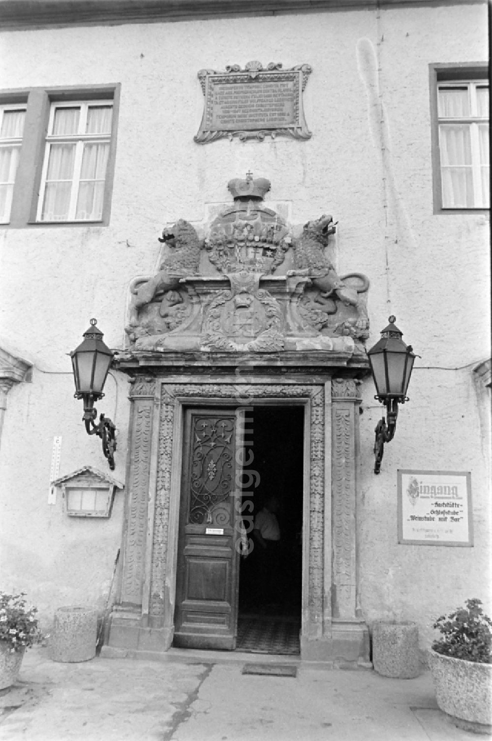 GDR image archive: Stolberg (Harz) - Main portal in the courtyard of the castle FDGB Ferienheim Comenius in Stolberg (Harz) in the federal state of Saxony-Anhalt in the territory of the former GDR, German Democratic Republic. To the right of the portal is a sign with the inscription Entrance to the restaurant Schlossstube Weinstube mit Bar
