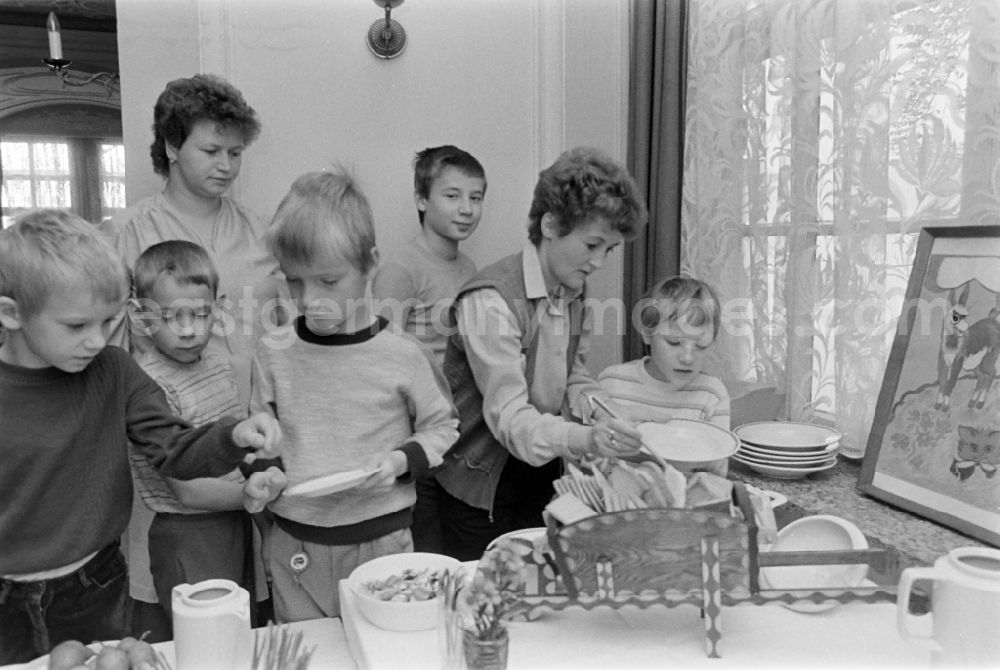 GDR photo archive: Stolberg (Harz) - Holidaymakers at the buffet in the castle FDGB Holiday Home Comenius in Stolberg (Harz) in the federal state of Saxony-Anhalt in the territory of the former GDR, German Democratic Republic