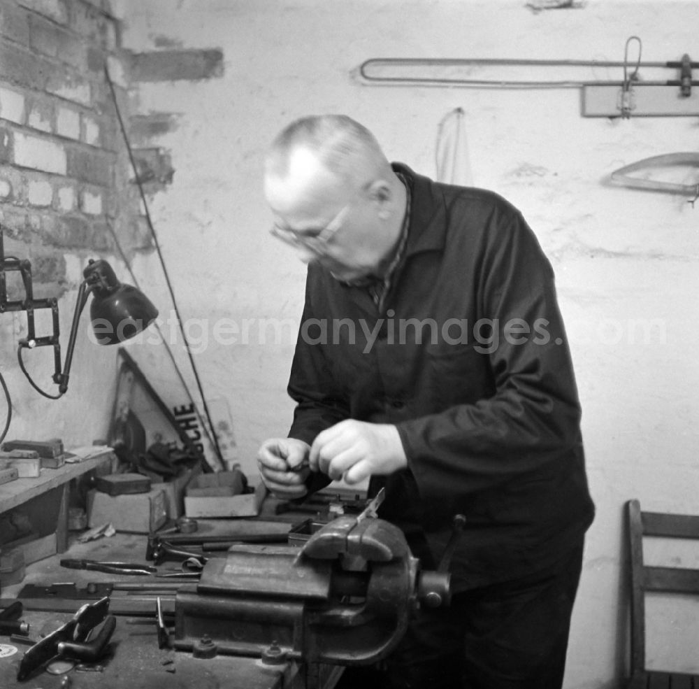 GDR photo archive: Leipzig - Locksmiths at work in the Andersen-Nexoe home in Leipzig in the state Saxony on the territory of the former GDR, German Democratic Republic