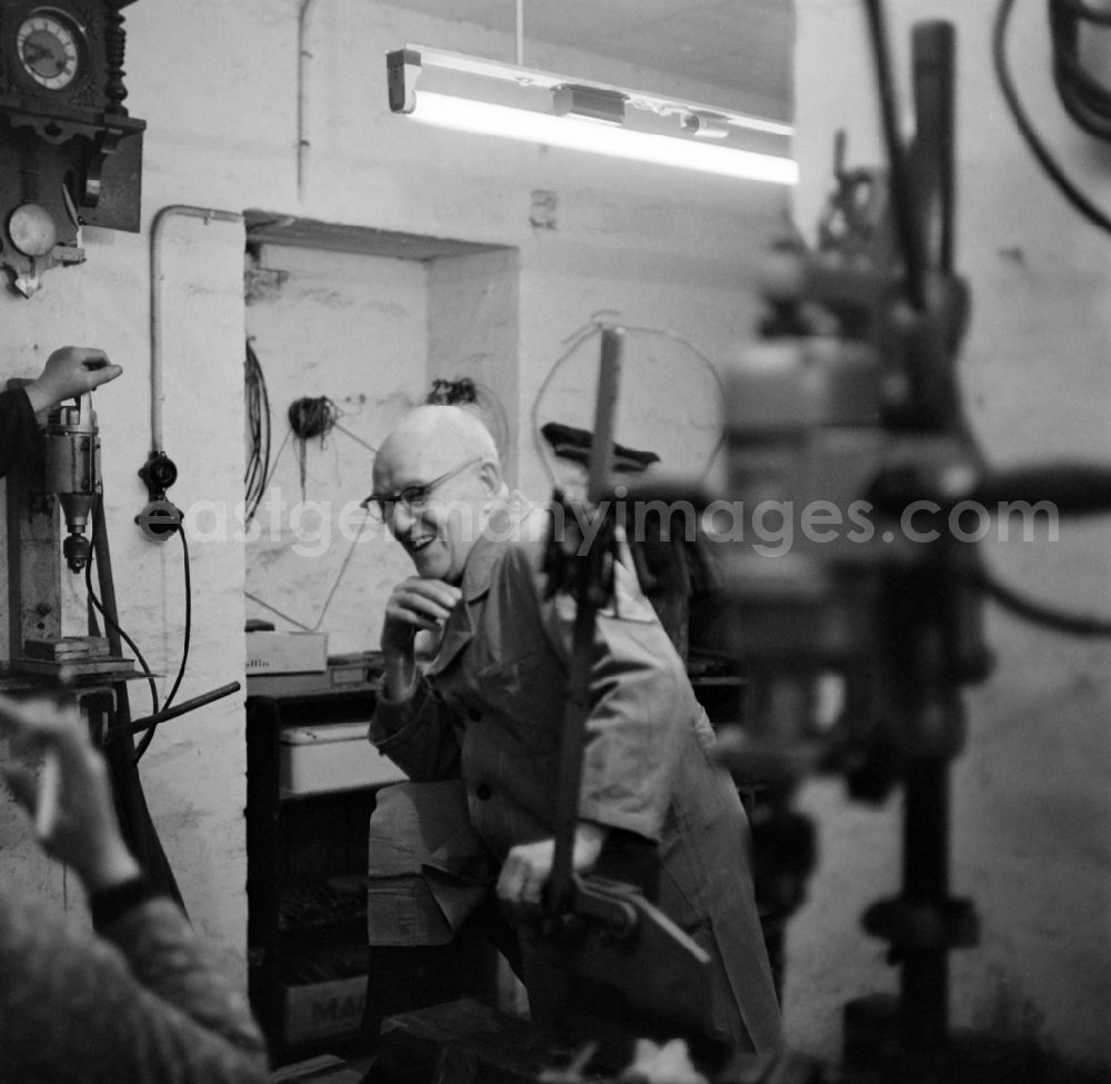 GDR image archive: Leipzig - Locksmiths at work in the Andersen-Nexoe home in Leipzig in the state Saxony on the territory of the former GDR, German Democratic Republic