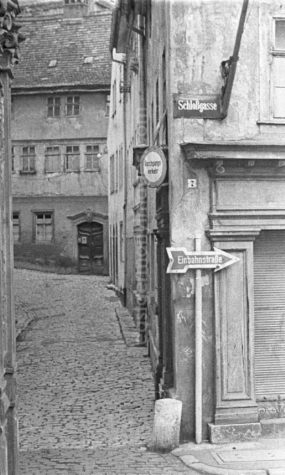 GDR photo archive: Weimar - Blick auf die Schloßgasse Nr. 7. Im Hintergrund ist eine Gasse mit Pflasterstein und Altbau / Mehrfamilienhaus zu sehen. In der Bildmitte ein Einbahnstraße-Verkehrsschild / Schild der damaligen Zeit. Bestmögliche Qualität nach Vorlage!