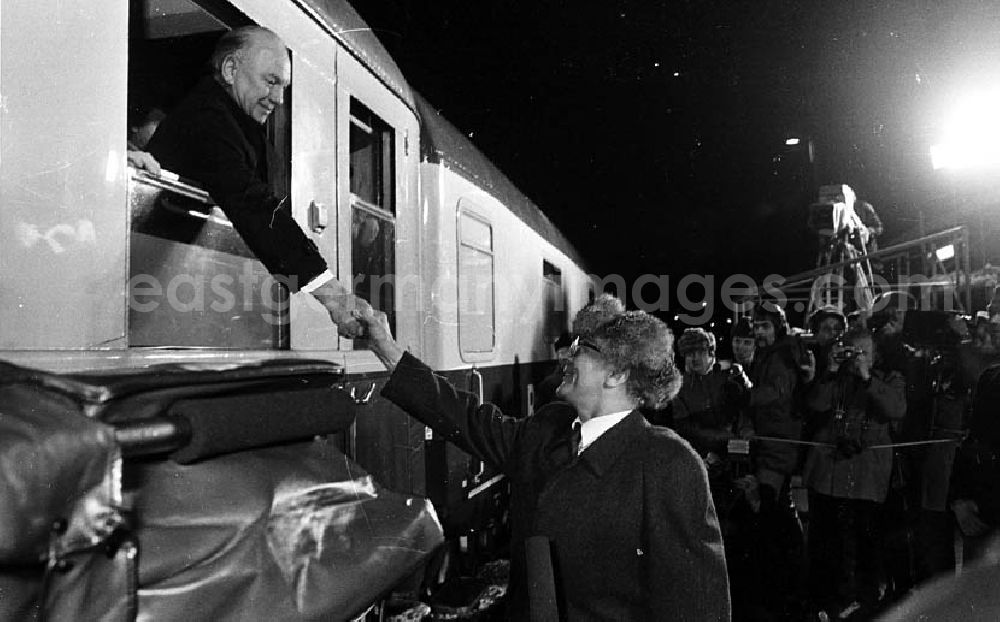 GDR picture archive: Güstrow / Mecklenburg-Vorpommern - Verabschiedung von Helmut Schmidt in Güstrow (Mecklenburg-Vorpommern) auf dem Bahnhof durch Erich Honecker.