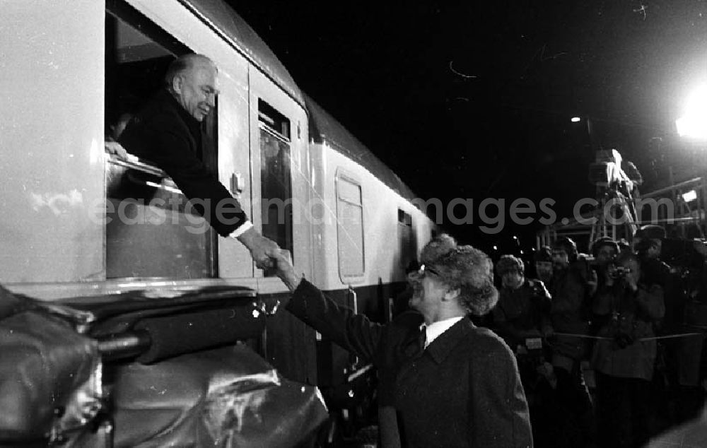 Güstrow / Mecklenburg-Vorpommern: Verabschiedung von Helmut Schmidt in Güstrow (Mecklenburg-Vorpommern) auf dem Bahnhof durch Erich Honecker.