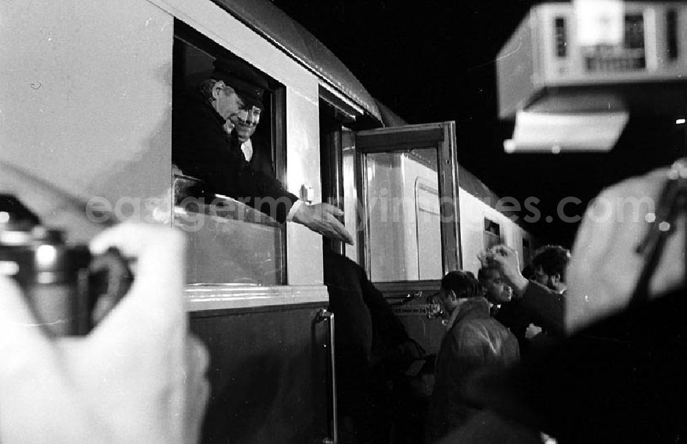 GDR image archive: Güstrow / Mecklenburg-Vorpommern - Verabschiedung von Helmut Schmidt in Güstrow (Mecklenburg-Vorpommern) auf dem Bahnhof durch Erich Honecker.