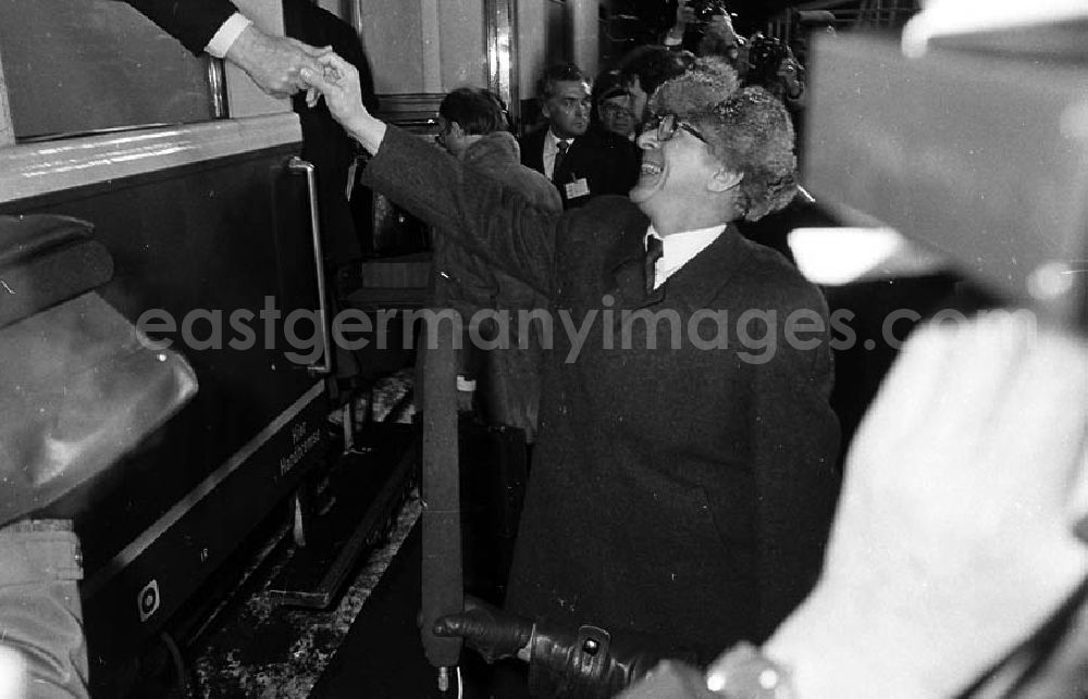 GDR photo archive: Güstrow / Mecklenburg-Vorpommern - Verabschiedung von Helmut Schmidt in Güstrow (Mecklenburg-Vorpommern) auf dem Bahnhof durch Erich Honecker.