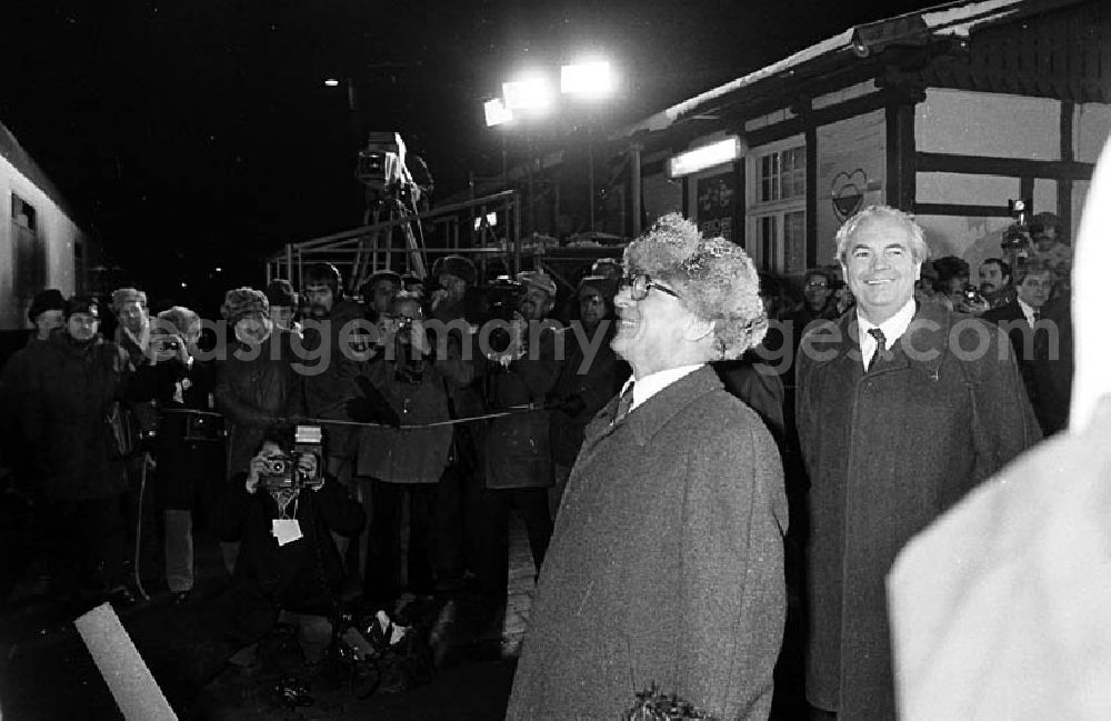 Güstrow / Mecklenburg-Vorpommern: Verabschiedung von Helmut Schmidt in Güstrow (Mecklenburg-Vorpommern) auf dem Bahnhof durch Erich Honecker.