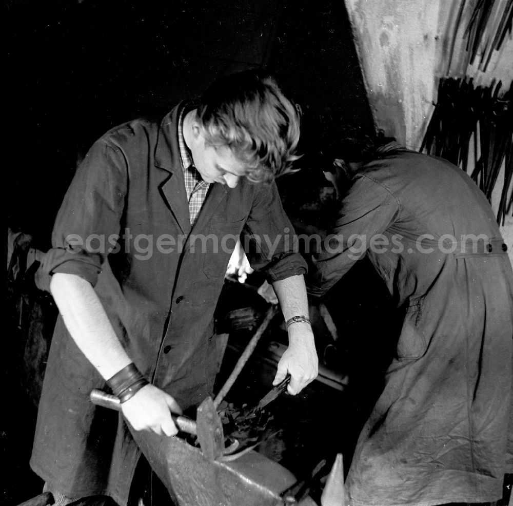 GDR image archive: Berlin - Smith in the art smiths, construction locksmith's shop A. Kuehn & Co in Berlin, the former capital of the GDR, German democratic republic. In 1972 the company became compulsive-nationalised and was called from now on art smiths VEB Berlin