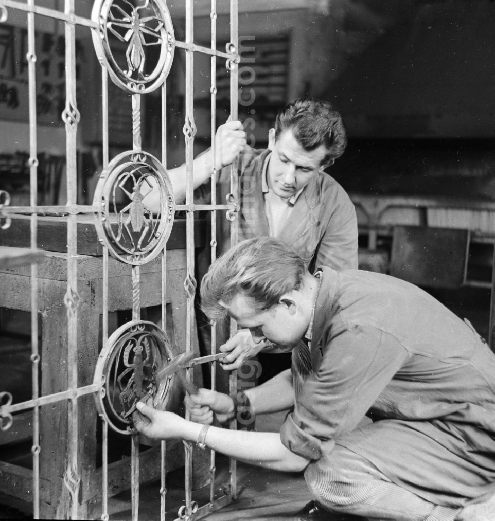 GDR picture archive: Berlin - Smith in the art smiths, construction locksmith's shop A. Kuehn & Co in Berlin, the former capital of the GDR, German democratic republic. In 1972 the company became compulsive-nationalised and was called from now on art smiths VEB Berlin