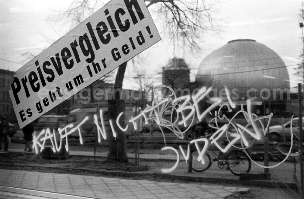 GDR image archive: Berlin-Prenzlauer Berg - Schmiererei Kauft nicht bei Juden