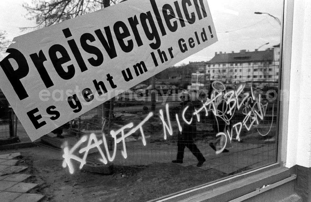 GDR photo archive: Berlin-Prenzlauer Berg - Schmiererei Kauft nicht bei Juden