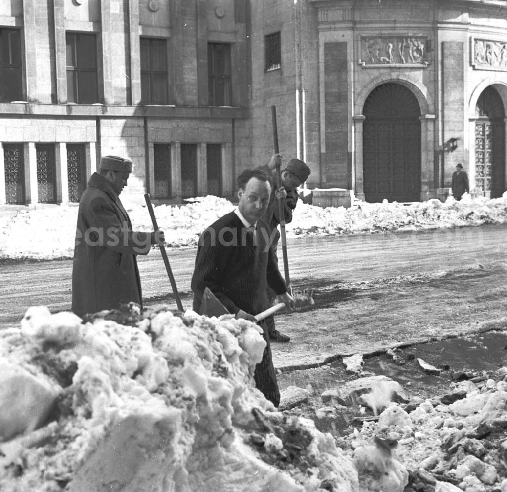 GDR image archive: Berlin - Schnee schippen vor dem Redaktionsgebäude Neues Deutschland Zeitung der SED. Umschlagsnr.: 83