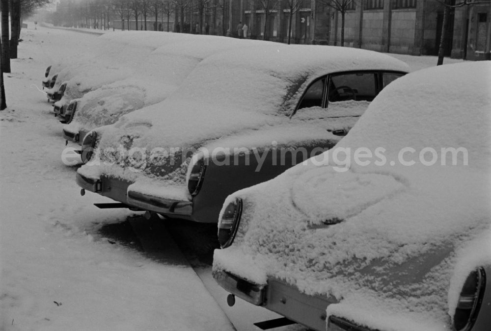 GDR picture archive: Berlin - Wintry snowy Cars - motor vehicles in a parking lot des Typs Wartburg 312 in Berlin, the former capital of the GDR, German Democratic Republic