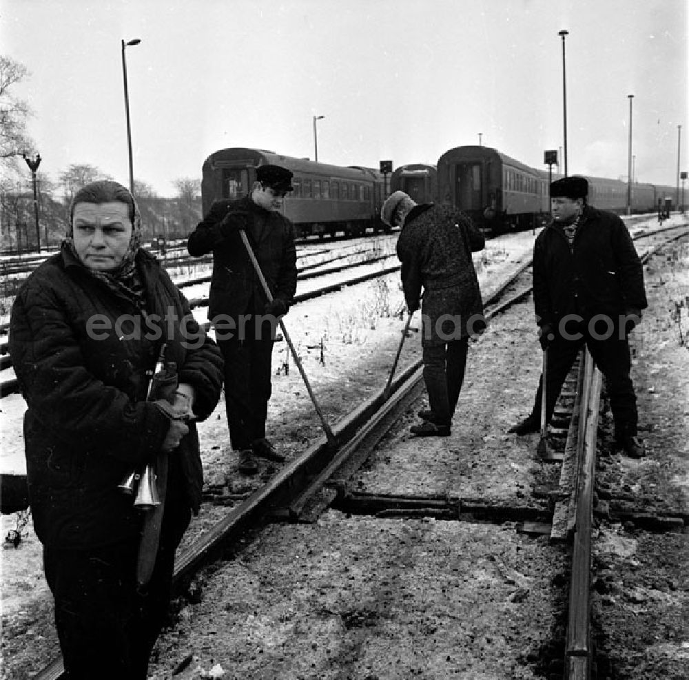 GDR image archive: Berlin - Dezember 1969 Bahnhof Rummelsburg Schneewache