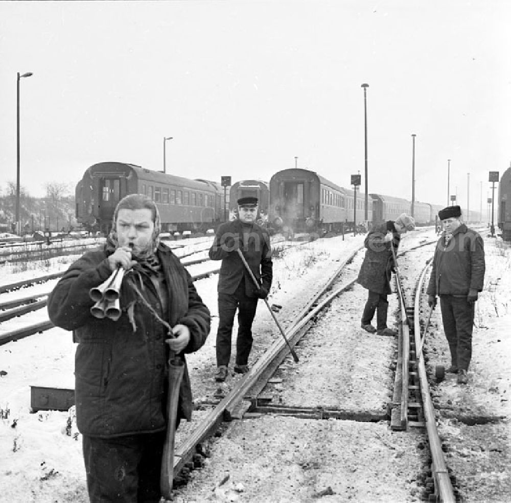 GDR photo archive: Berlin - Dezember 1969 Bahnhof Rummelsburg Schneewache