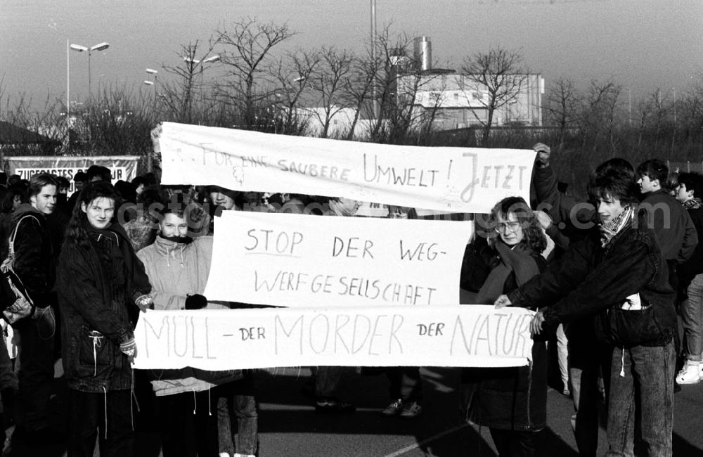 GDR picture archive: Brandenburg-Schöneiche - Schöneiche - Brandenburg Demo gegen Mülldeponie Schöneiche 18.
