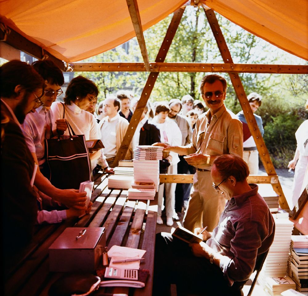Berlin: Hermann Kant ( author ) signing books at the writers bazaar on the occasion of May 1st on Karl-Marx-Allee in Berlin Eastberlin on the territory of the former GDR, German Democratic Republic