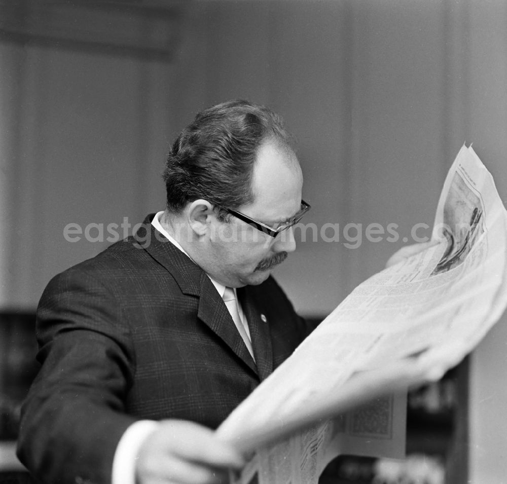 GDR picture archive: Potsdam - Writer and author Bernhard Seeger in Potsdam in the state Brandenburg on the territory of the former GDR, German Democratic Republic