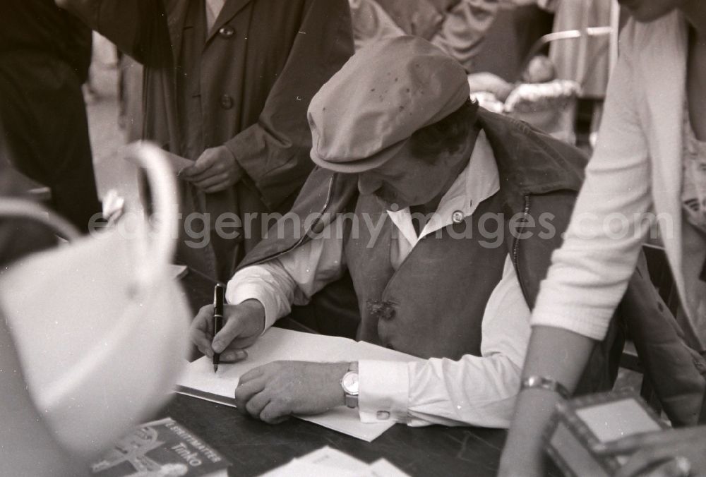 GDR image archive: Halberstadt - Writer and author Erwin Strittmatter when signing his books in Halberstadt in the state Saxony-Anhalt on the territory of the former GDR, German Democratic Republic
