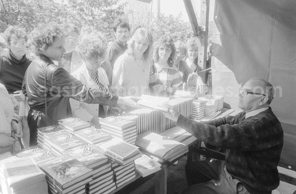 GDR photo archive: Berlin - Writer Guenter Goerlich signed books for festival of May 1 in Berlin
