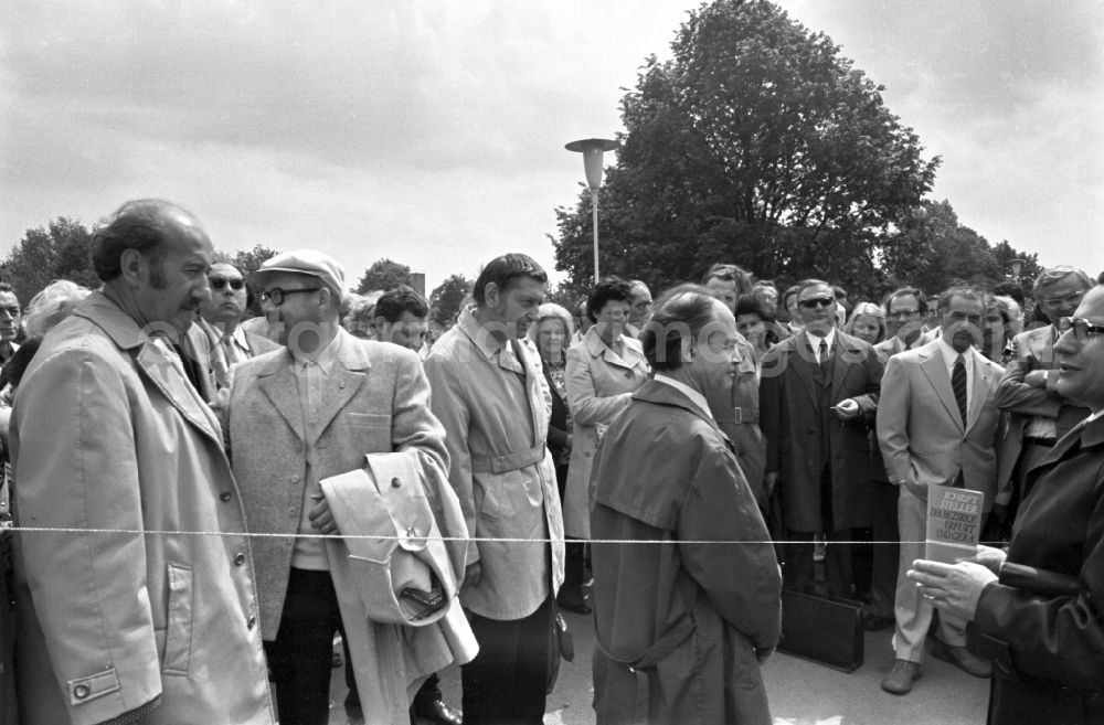 GDR photo archive: Erfurt - Writers' bazaar on the grounds of the IGA in the Rose Garden on the occasion of the 15th Workers' Festival in Erfurt in the federal state of Thuringia in the territory of the former GDR, German Democratic Republic. Bernhard Seeger ( 2nd from left ), Heinz Knobloch ( 3rd from left ) and Erich Loest ( 4th from left ) open the book bazaar with their fellow writers