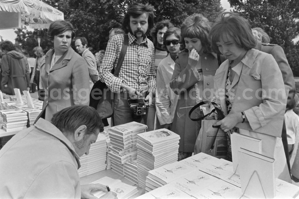 GDR image archive: Erfurt - Writers' bazaar on the grounds of the IGA in the Rose Garden on the occasion of the 15th Workers' Festival in Erfurt in the federal state of Thuringia in the territory of the former GDR, German Democratic Republic. Heinz Knobloch ( author and feature writer ) signs one of his books at the book bazaar