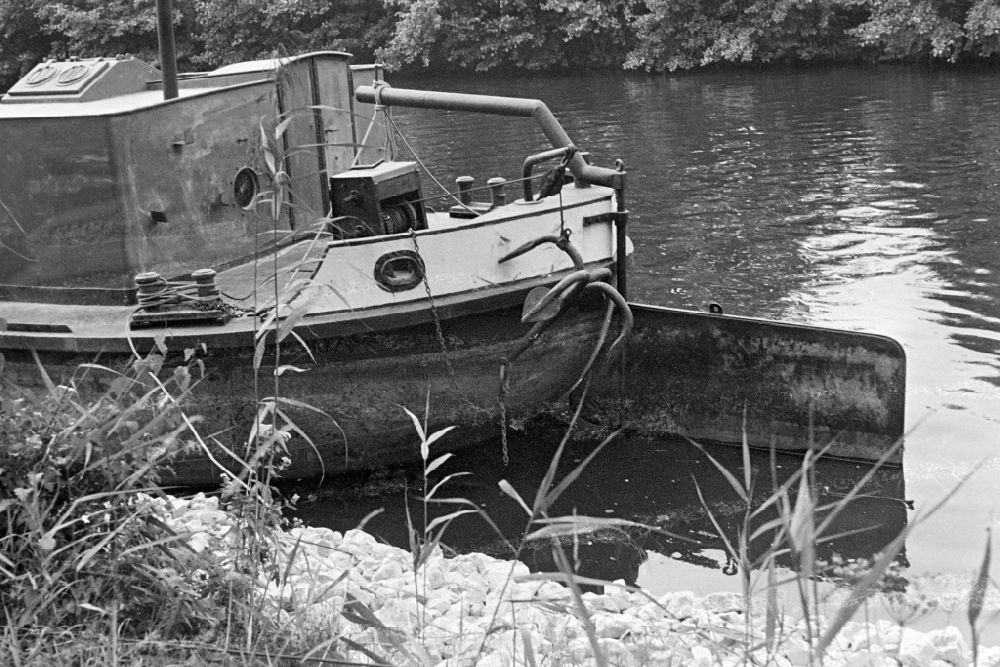 GDR picture archive: Fürstenwalde - Pusher of the German inland shipping company sailing on the Spree in Fuerstenwalde, Brandenburg in the territory of the former GDR, German Democratic Republic