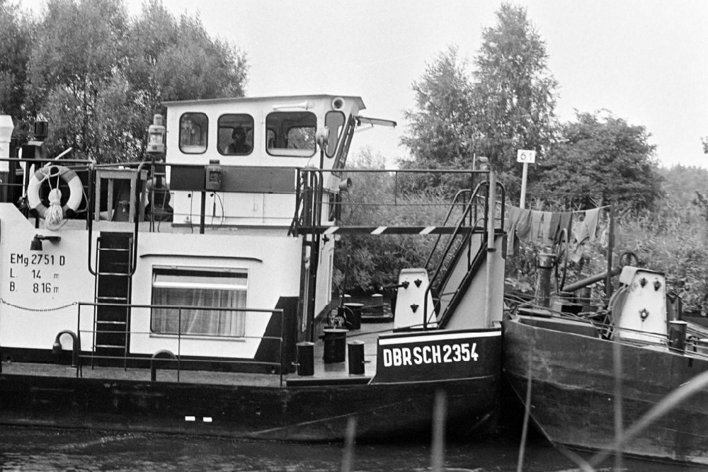GDR image archive: Fürstenwalde - Pusher of the German inland shipping company sailing on the Spree in Fuerstenwalde, Brandenburg in the territory of the former GDR, German Democratic Republic