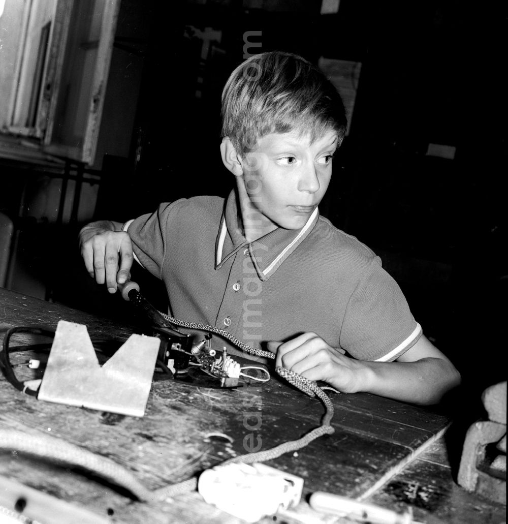 Berlin: Schoolboy of the 7th class in the teaching field productive work (PA) in Berlin, the former capital of the GDR, German democratic republic