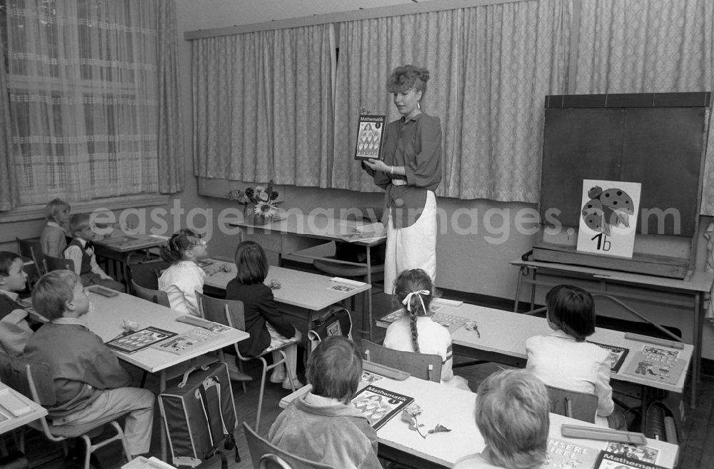 GDR image archive: Dresden - Children on the occasion of the start of school with the teacher and class leader in the classroom in the district Strehlen in Dresden in the state Saxony on the territory of the former GDR, German Democratic Republic