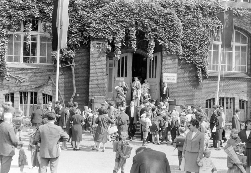 Berlin: Children on the occasion of the start of school in the 2nd high school (Elizabeth Shaw Elementary School) on Grunowstrasse in the Pankow district of Berlin East Berlin in the territory of the former GDR, German Democratic Republic