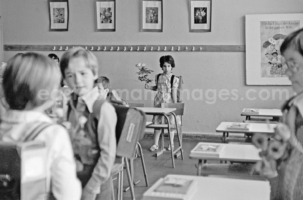 GDR image archive: Berlin - Children on the occasion of the start of school on street Wendenschlossstrasse in the district Treptow in Berlin Eastberlin on the territory of the former GDR, German Democratic Republic