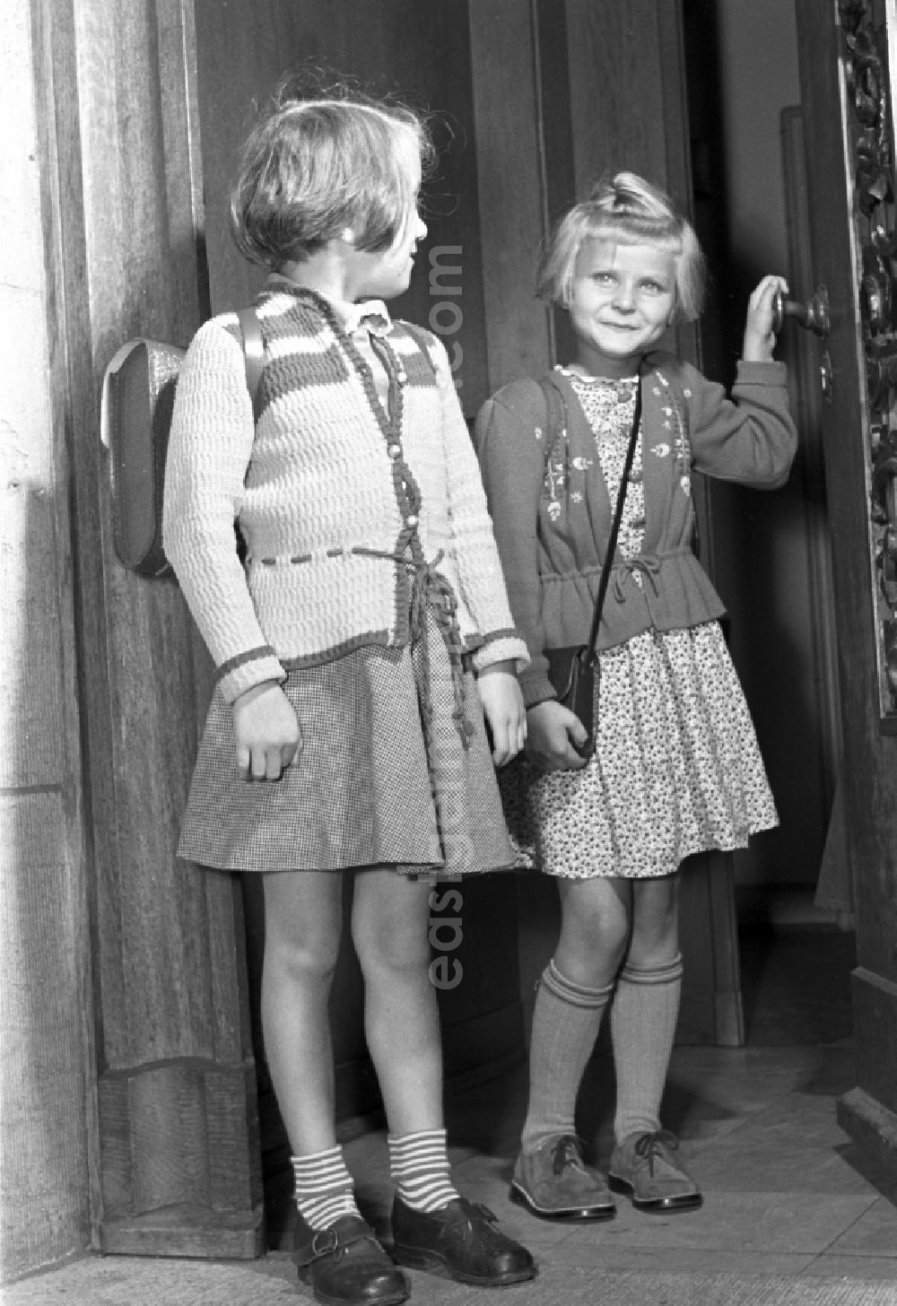 GDR photo archive: Dresden - Children on the occasion of the start of school fuer zwei junge Maedchen mit Schulranzen in the district Altstadt in Dresden in the state Saxony on the territory of the former GDR, German Democratic Republic