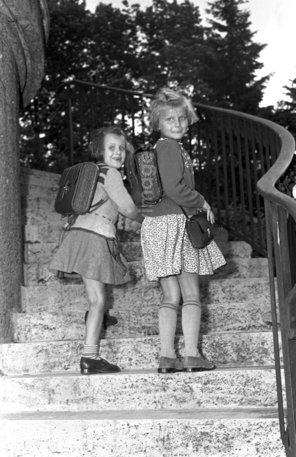 GDR image archive: Dresden - Children on the occasion of the start of school fuer zwei junge Maedchen mit Schulranzen in the district Altstadt in Dresden in the state Saxony on the territory of the former GDR, German Democratic Republic