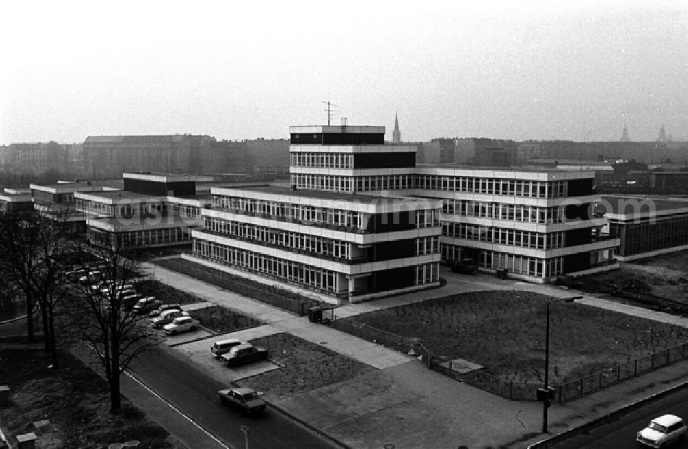 GDR picture archive: Berlin - Schule für Körperbehinderte Kinder in der Paul Julius Straße. (388)