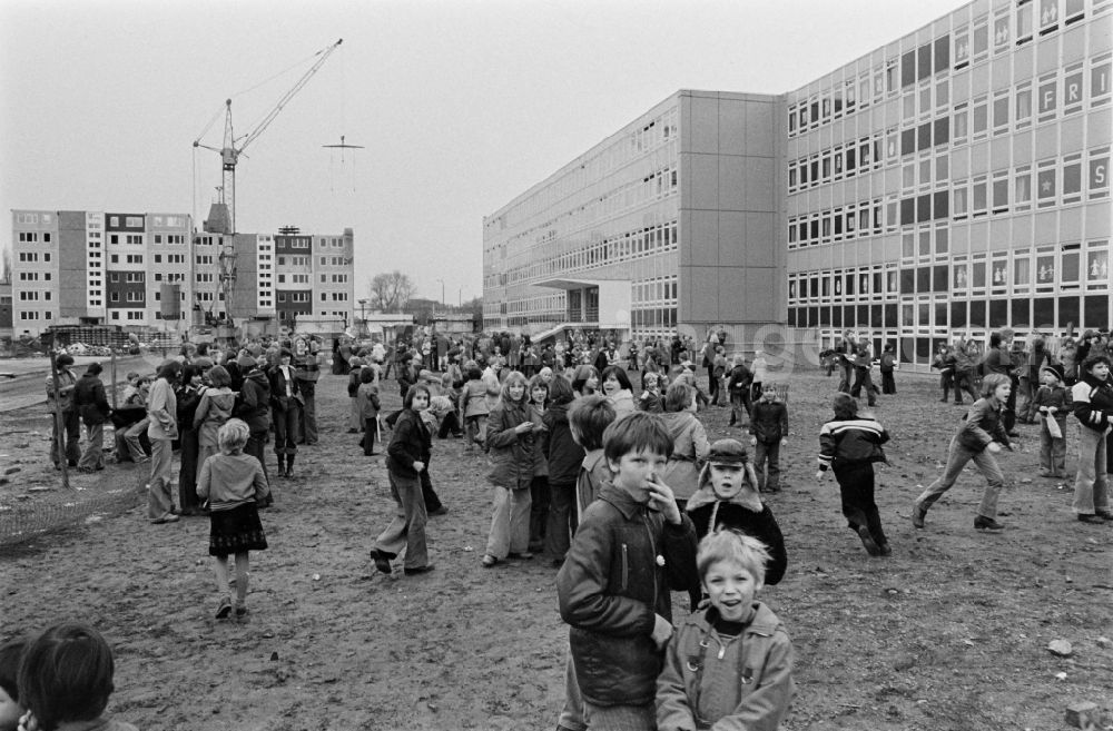 GDR image archive: Berlin - Students during their break on the schoolyard of the 5