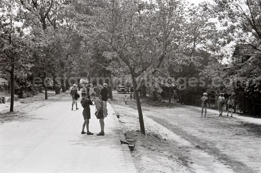 GDR picture archive: Prerow - School children and teenagers on Lange Strasse in Prerow in the state of Mecklenburg-West Pomerania in the area of the former GDR, German Democratic Republic