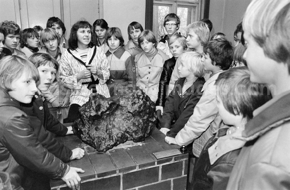Berlin: A school class looks at a meteorite at the Archenhold Observatory Treptow in the district Treptow in Berlin Eastberlin on the territory of the former GDR, German Democratic Republic