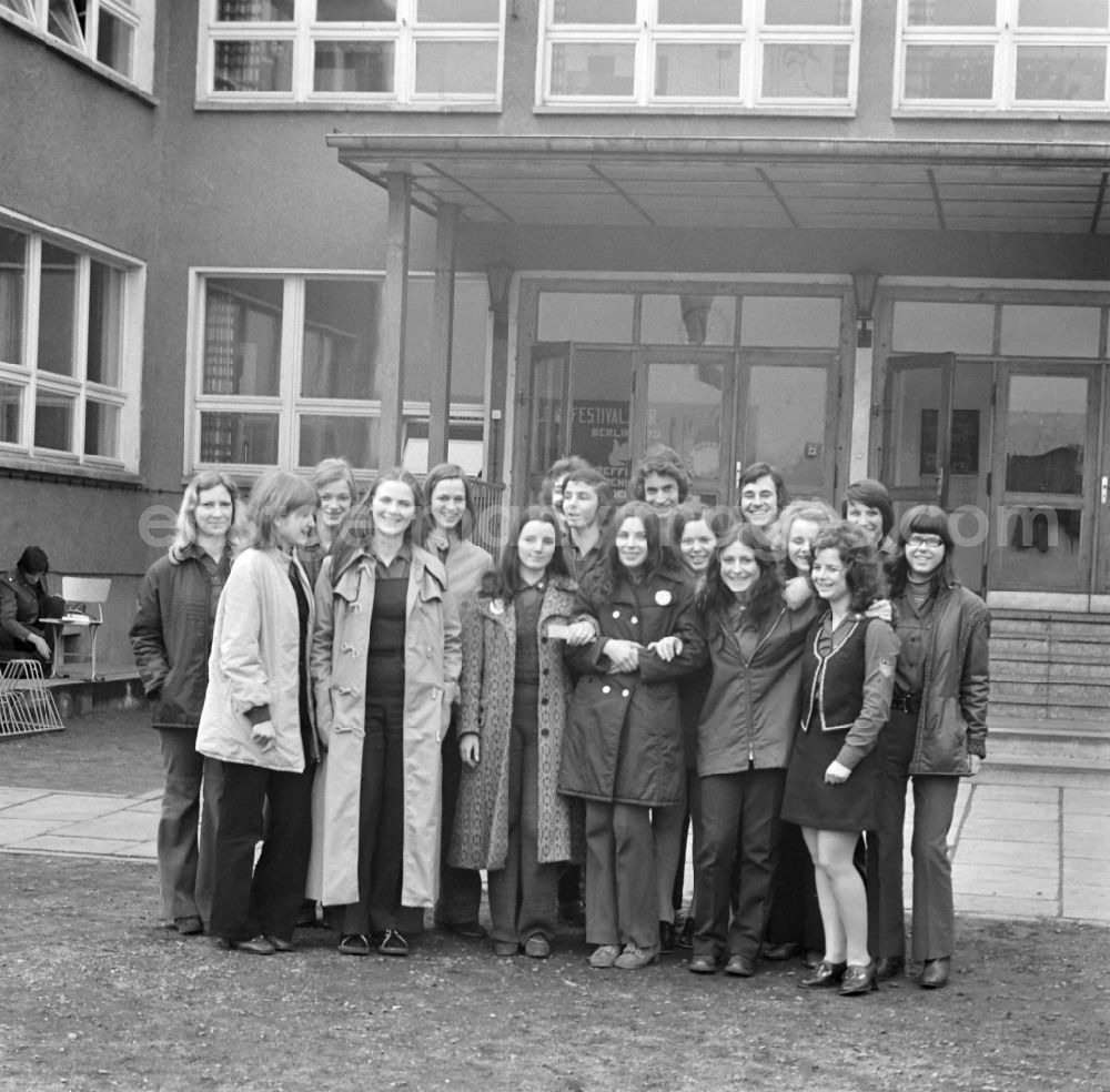 GDR photo archive: Spremberg - A school class on a schoolyard in Spremberg in the federal state of Brandenburg on the territory of the former GDR, German Democratic Republic