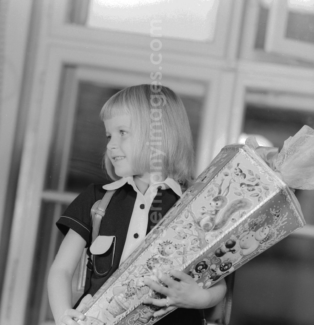 GDR picture archive: Berlin - 1st day of school - girl with sugar cube in Berlin, the former capital of the GDR, the German Democratic Republic