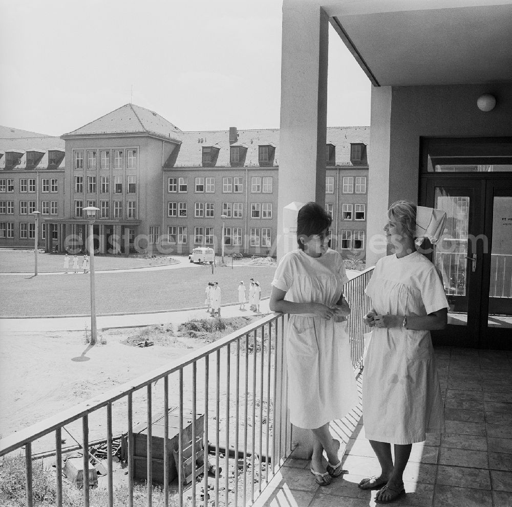 GDR image archive: Borna - Zwei Schwesten / Krankenschwestern stehen am Kreiskrankenhaus in Borna zusammen. Heute gehört das Krankenhaus zur Helios-Gruppe. Adresse: Helios Klinik Borna, Rudolf-Virchow-Strasse 2, 04552 Borna; Kontakt: Tel. 03433 21-0, Fax 03433 21-11