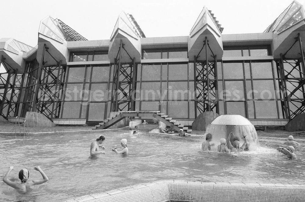 GDR image archive: Berlin - Bathers in the swimming-pool and fun bath in the sports centre and recreation centre (SEZ) in Berlin, the former capital of the GDR, German democratic republic