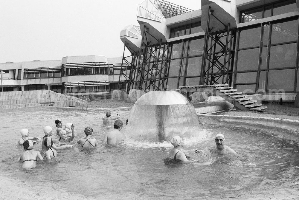 GDR photo archive: Berlin - Bathers in the swimming-pool and fun bath in the sports centre and recreation centre (SEZ) in Berlin, the former capital of the GDR, German democratic republic
