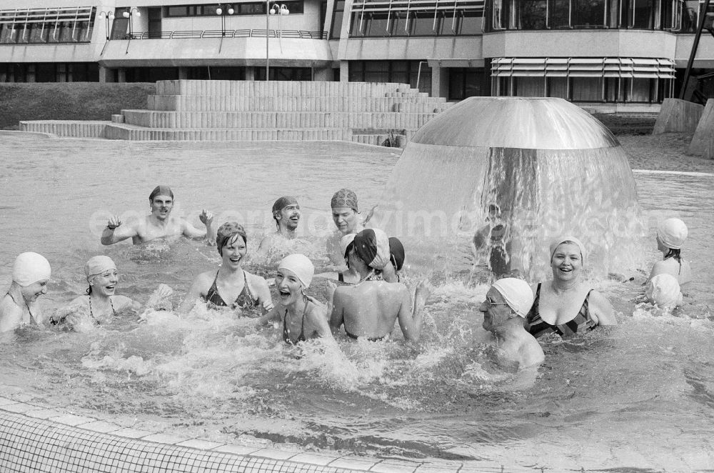 GDR picture archive: Berlin - Bathers in the swimming-pool and fun bath in the sports centre and recreation centre (SEZ) in Berlin, the former capital of the GDR, German democratic republic
