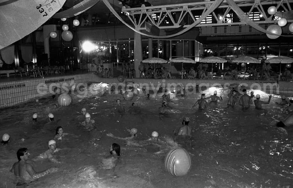 Berlin: Bathers in the swimming pool and the outdoor facilities of the swimming pool SEZ an der Landsberger Allee in the district Friedrichshain in Berlin Eastberlin on the territory of the former GDR, German Democratic Republic