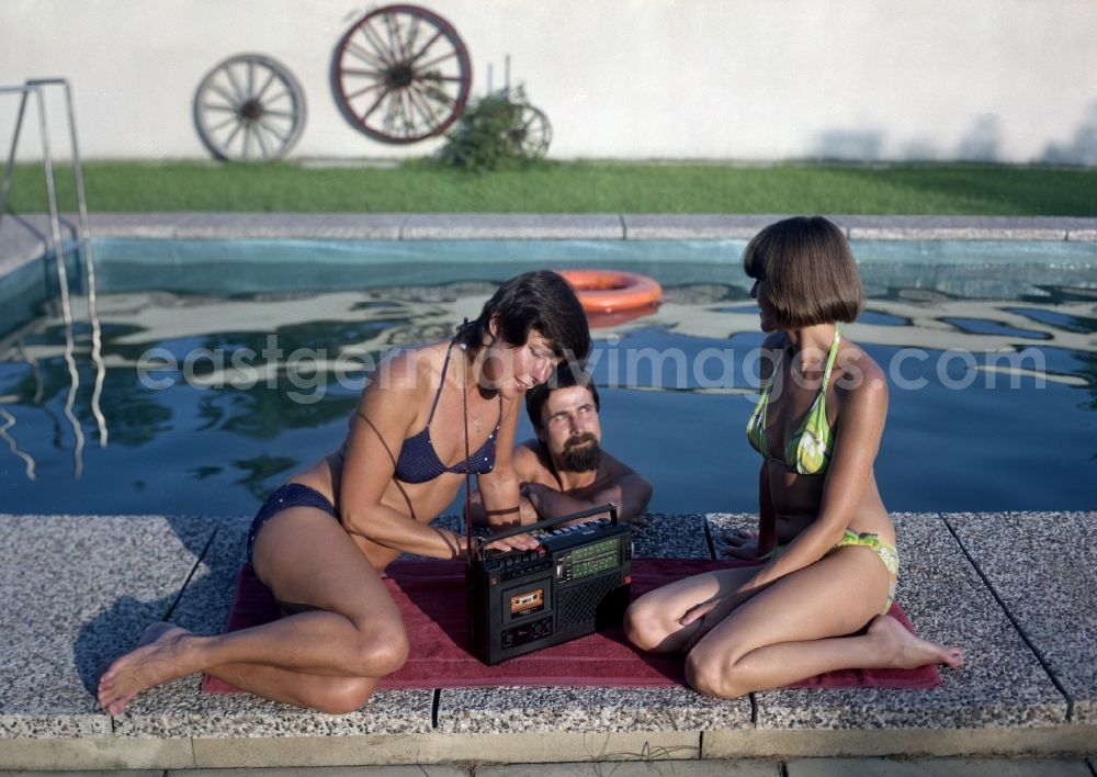 GDR image archive: Berlin - Bathers at the basin of a swimming pool with young women in summery swimwear in the district Pankow in Berlin, the former capital of the GDR, German Democratic Republic